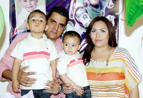 18032012 RICARDO  García Sáenz en su fiesta de tres años de edad junto a sus papás Ricardo García y Cecy Sáenz, y su hermanito Diego García Sáenz.