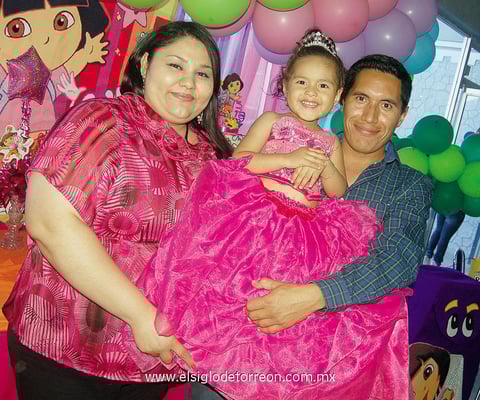 18032012 MARIEL  García Borja lució muy linda en su fiesta de tres años de vida, junto a sus padrinos Teresa y Humberto.