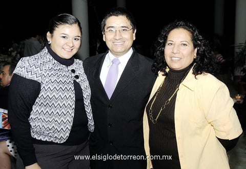 18032012 WENVILIA  Cortez de Ramírez, Samuel Ramírez y Liliana Torres.