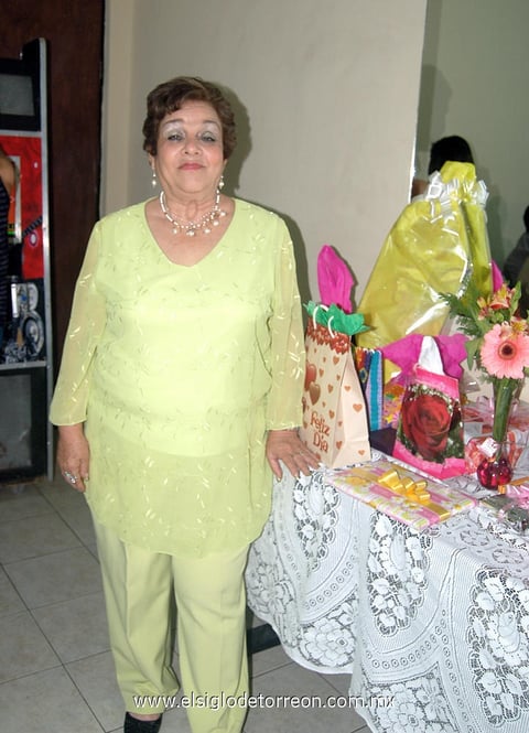 18032012 MARíA  Teresa Villarreal en su festejo de cumpleaños.