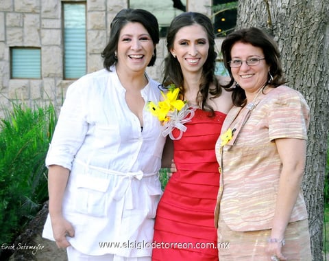 18032012 LAS ANFITRIONAS  del festejo Rosy de Torrero y Malena de Pliego, junto a la novia.