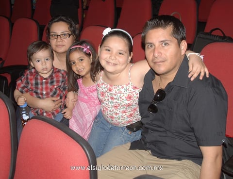 21032012 ANA CRIS  Wong y Sophia León.