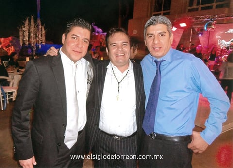 21032012 MEMO  Flores, Lalo Lombas y Armando Flores, en reciente evento de yoga.
