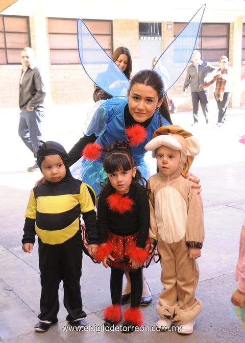 22032012 MISS ISABEL  con los pequeños Luis Ángel, Juan Pablo e Ivenna.
