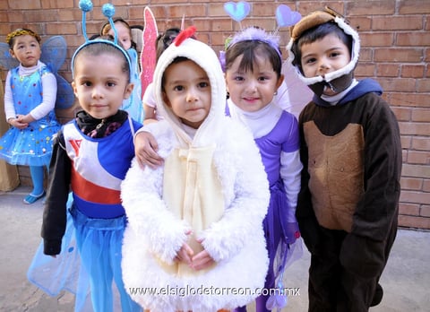 22032012 GRECIA , Luciano, Dalia y Luis.