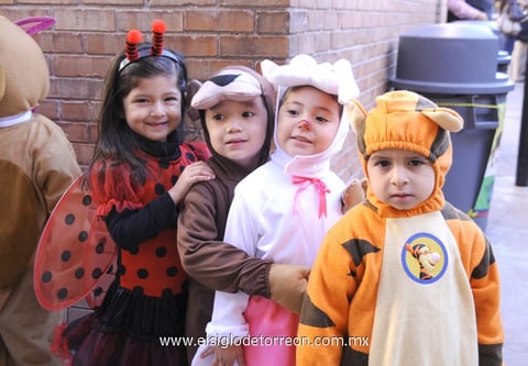 22032012 MISS PAULINA  junto a los pequeños Leonardo, Antonella y Paula.