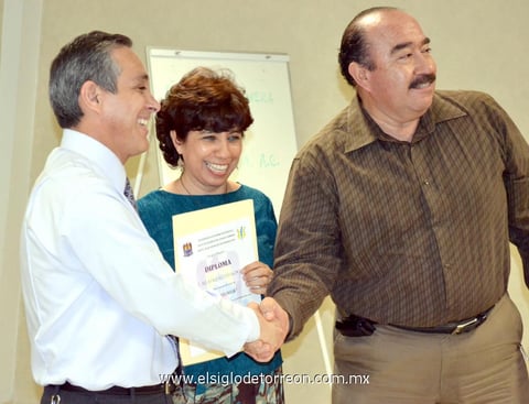 22032012 CADA  uno de los participantes recibieron su reconocimiento.