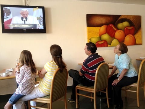 Fieles de otros estados siguieron la transmisión en vivo de la ceremonia.
