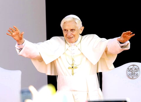 El Papa Benedicto XVI partió a Cuba tras concluir una visita a México con un llamado a su pueblo a no dejarse amedrentar por "el mal" y a fortalecer sus raíces cristianas.
