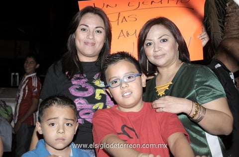 23032012 COQUITO  y Doris Elías, Adad y Vadhir Velázquez Elías.