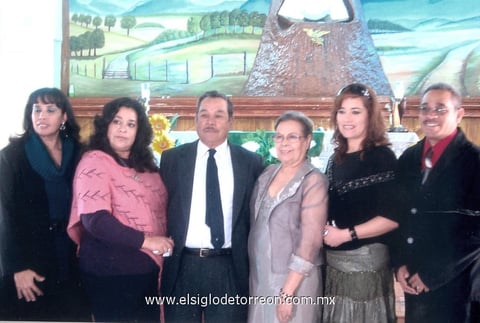 23032012 DANIEL  Quiroz Flores y Ana María Hernández Hernández celebraron recientemente 50 años de casados con un agradable festejo acompañados por sus hijos Claudia Elvira, Luz María, Leticia y Gustavo Quiroz Hernández.