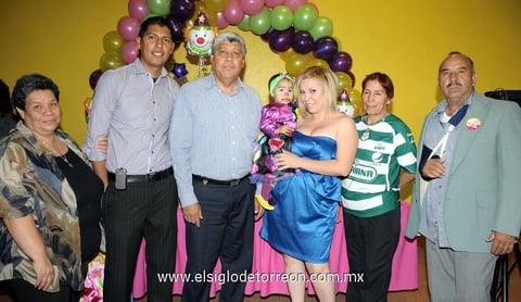24032012 LA FESTEJADA  con sus abuelitos, Lourdes Mariscal, Juan José Aguirre, María Refugio Ortiz y Eleuterio Hernández; y sus papás Jesús Aguirre y Fernanda Hernández.