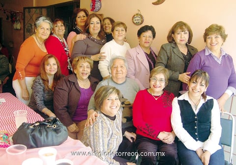24032012 BERTHA  Irene Álvarez el día de su cumpleaños, rodeada de sus invitadas.
