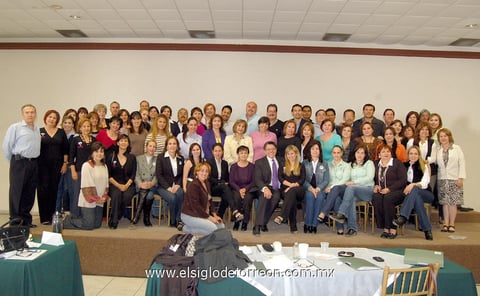 24032012 UN  grupo de profesionales recientemente recibió un curso de capacitación.