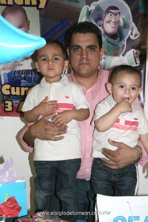23032012 RICARDO  García Sáenz el día de su cumpleaños junto a su papá Ricardo García y su hermano Diego García Sáenz.