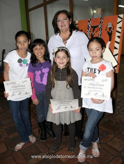 24032012 VALERIA  Sada, Fernanda Chávez, Melissa Cornejo, Ingrid Chávez y Gabriela.