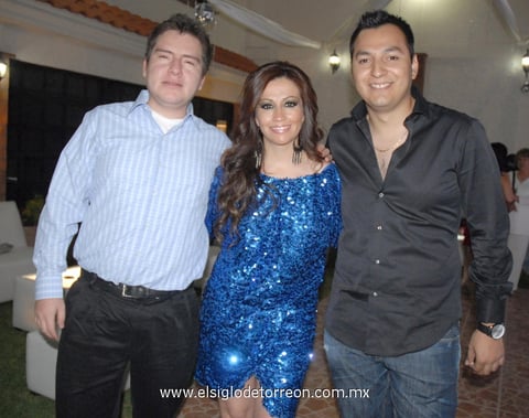 23032012 ARMANDO,  Verónica y Hugo en reciente festejo.