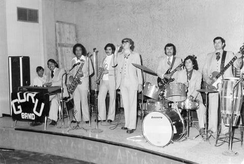 Banda Gurú durante una presentación en el año de 1974. En la guitarra,
Enrique Cruz; bajo, Mario Oreval; bateria, José Manuel Acate; voz, Roger Pérez; trompeta, Roberto Martínez; sax, Daniel Santos; y teclados, Isaías
Aguilar.
