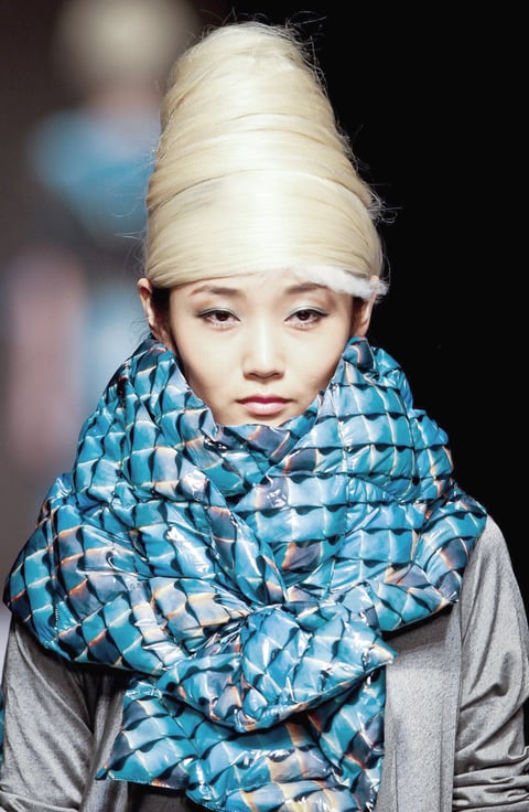 Una modelo desfila con una creación otoño-invierno 2012 de la firma china OudiFu durante la Semana de la Moda de China.