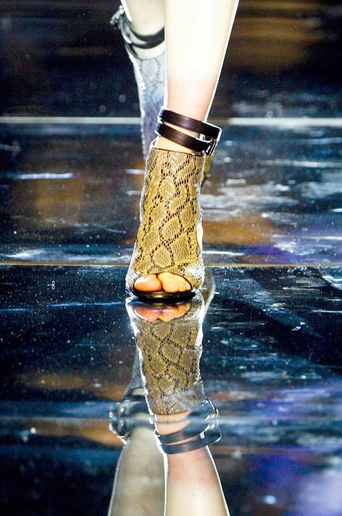 Exóticos zapatos de la creación de Doveral durante la Semana de la Moda China.