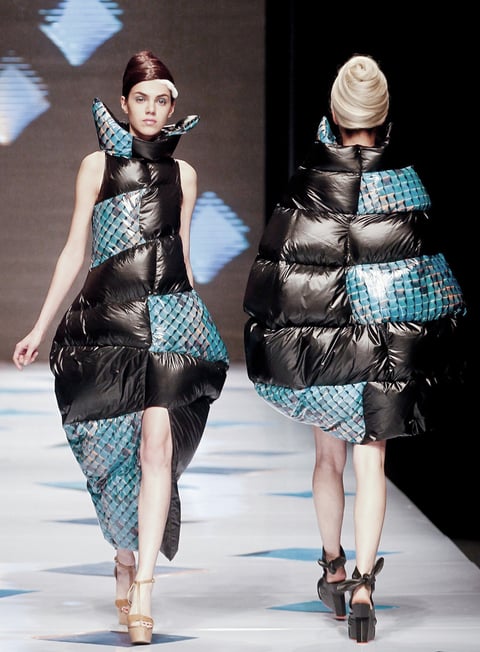 La firma china OudiFu presentó diseños exóticos de la colección otoño-invierno 2012 de durante la Semana de la Moda de China.