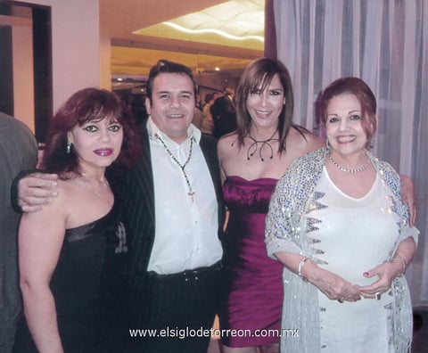 27032012 LIC. CARMEN  Lombas, Lalo Lombas, Maru Ceceñas y Dra. Carmelita Lombas en un evento de jardinería en el casino del Club Campestre La Rosita.