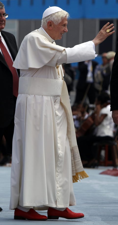 El Papa Benedicto XVI saluda a su llegada hal aeropuerto José Martí de la ciudad de La Habana.