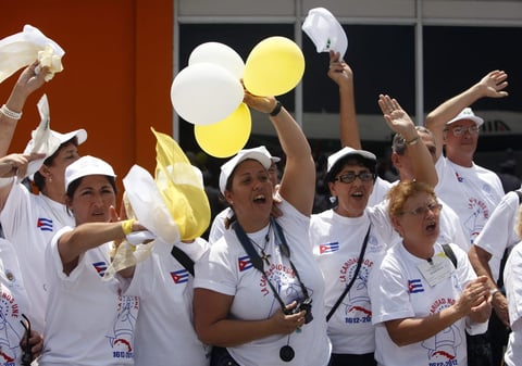 El pontífice arrivó al mediodía a la capital de la isla, el segundo escenario de su visita a Cuba, donde se reunirá hoy con el presidente Raúl Castro y oficiará  una misa en la Plaza de la Revolución que se prevé multitudinaria