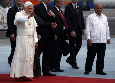 Benedicto XVI llega  al aeropuerto José Martí de la ciudad de La Habana, procedente de Santiago de Cuba.