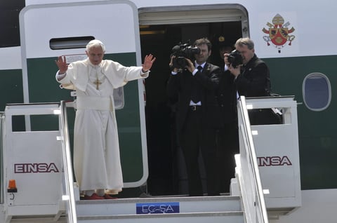 El Papa Benedicto XVI se despide de los fieles en el aeropuerto Antonio Maceo de Santiago, al oriente de Cuba.