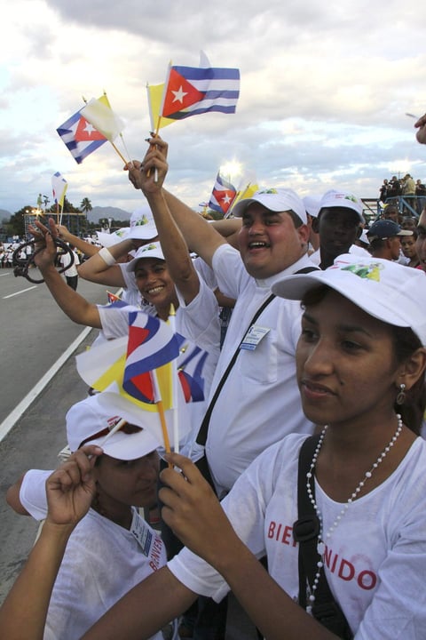Miles de cubanos, muchos venidos de fuera de la isla, participan en esta ceremonia, que es el primer acto multitudinario de la visita del pontífice a la isla.