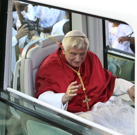 Benedicto XVI hace un recorrido en el papamóvil a su llegada a Santiago de Cuba para una visita apostólica de tres días.