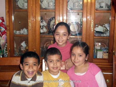 29032012 Celebrando cumpleanos de Omar y Sebastián en companía de sus primas.