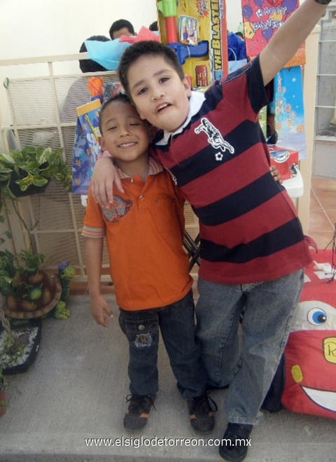 29032012 ESTEBAN  Díaz Gómez festejó su cumpleaños acompañado de su primo Luis Ángel Vázquez Gómez.