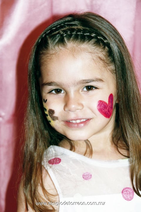 26032012 COMO  toda una princesa lució Valeria Azeneth Reyes Campos en su fiesta de cinco años de edad.