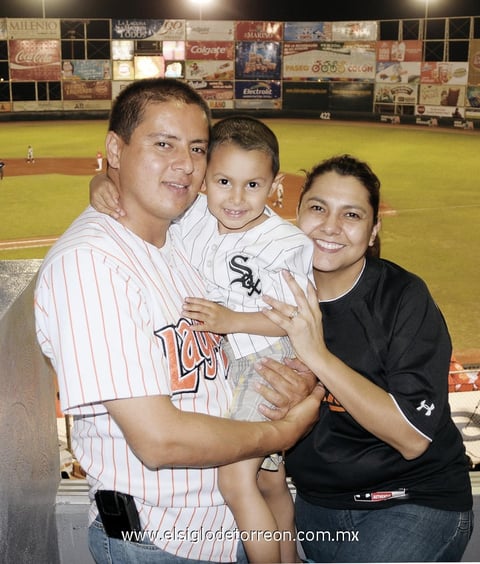 26032012 OMAR  y Omarcito Arreola, y Paloma Sáenz de Arreola.