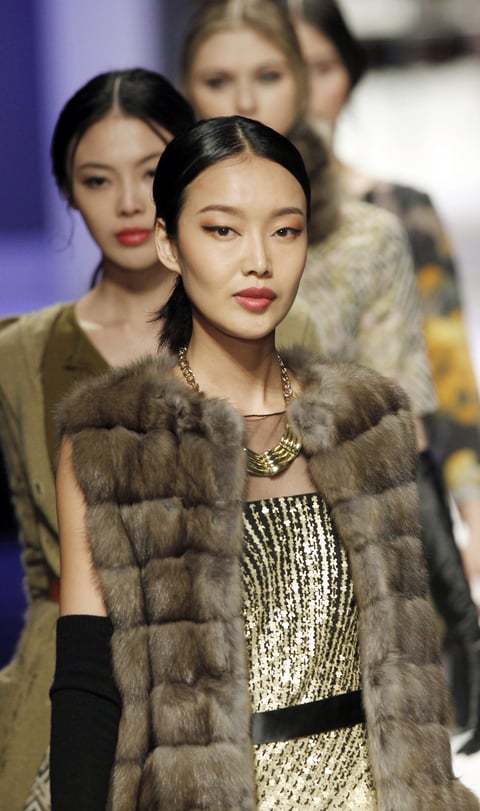 Varias modelos muestran diseños de la colección otoño-invierno de la firma china Artis durante un desfile celebrado, en el ámbito de la Semana de la Moda de Pekín.