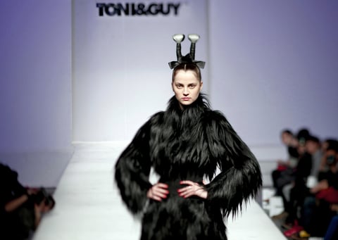 Exótica creación de Toni & Guy durante la Semana de la Moda.