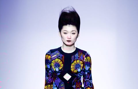 durante la Semana de la Moda de Pekín, una modelo desfila con una creación de Toni & Guy.