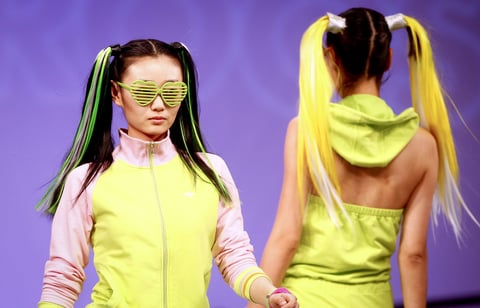 Dos modelos desfilan por la pasarela con creaciones de la firma estadounidense Kangaroos, durante la semana de la moda de China.