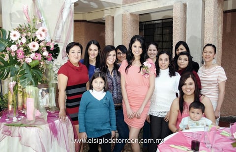 25032012 LUZ ADRIANA  Rojas Cisneros rodeada de un grupo de asistentes a su despedida de soltera.