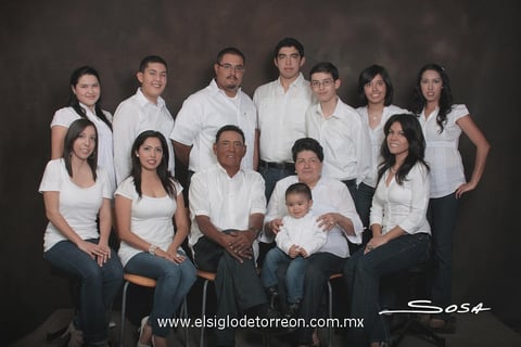 25032012 MUY  felices los homenajeados en compañía de sus nietos: Martha Alicia, Patricia Scarlett, Ariadna Itzel, Alelí, Juan Carlos, Frida, Jesús Antonio, José Alberto, Patricia Socorro, Miguel Ángel y Carlos Salomón.