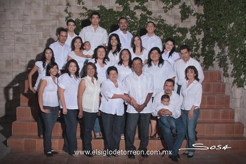 25032012 RODEADOS  de sus familiares los señores Carlos de León Parra y Martha Olivares Alcántar disfrutaron de una celebración con motivo de su aniversario de bodas. - Studio Sosa