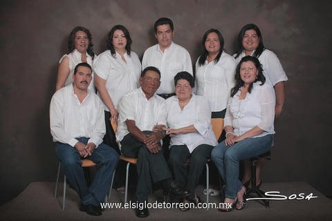 25032012 SR.  Carlos de León Parra y Sra. Martha Olivares Alcántar acompañados de sus hijos: Juan Carlos, Víctor Manuel, Martha Alicia, Patricia, Genoveva, María y Karla de León Olivares.- Studio Sosa