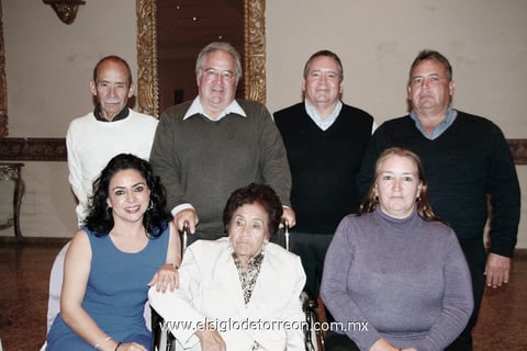 25032012 SRA. MARGARITA  Robledo de Cuéllar el día de su cumpleaños junto a sus hijos Enrique, Alejandro, José Luis, Salvador, Verónica y Blanca Cuéllar Robledo.