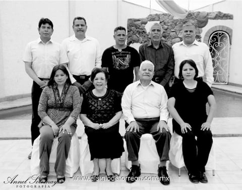 25032012 SR. RAYMUNDO  Ortega Cadillo y Sra. Socorro González Gándara con sus hijos: Jesús, Armando, Mayela, Perla, Arturo, Melchor y Ernesto.- Annel Sotomayor Fotografía