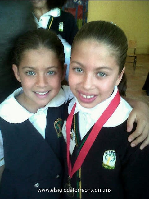 25032012 ROMINA  felicitando a su hermana Amina.