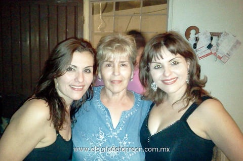 25032012 MARíA  de los Ángeles Muñoz, María Morán y Rosy Muñoz, en reciente festejo social.