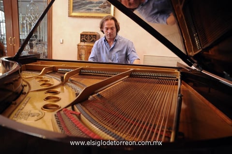 25032012 FUE  presentada una interesante muestra de piano.