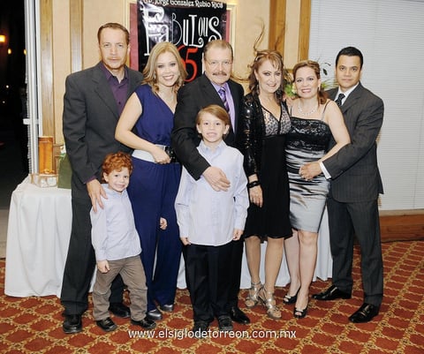 31032012 JORGE  González Rubio, acompañado de su esposa Paty Martínez, sus hijas, hijos políticos y nietos el día de su fiesta de cumpleaños.